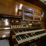 Quest�ultima conduce a una balconata dove � presente il possente organo...
